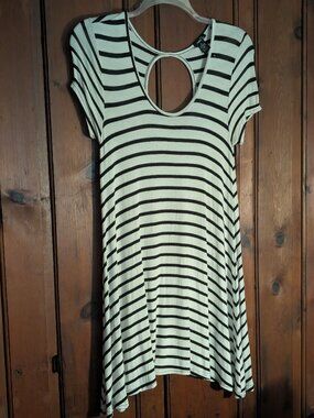 Peek-A-Boo Rue 21 Black & White stripes - Scoop neck -SzM -95%Rayon 5%Spandex